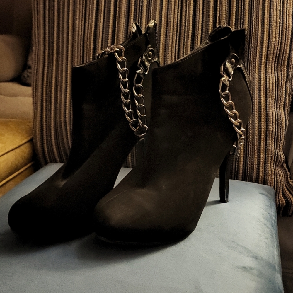 Madeline girl black boot heel with chain